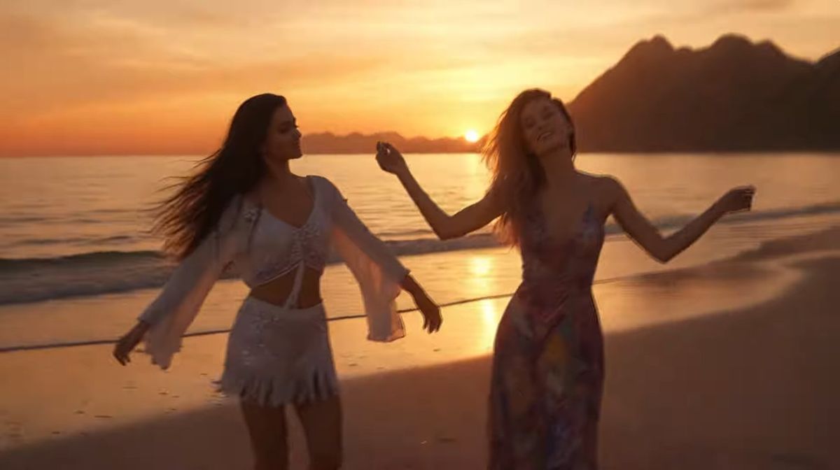 The Way It Feels — dansers bij zonsondergang