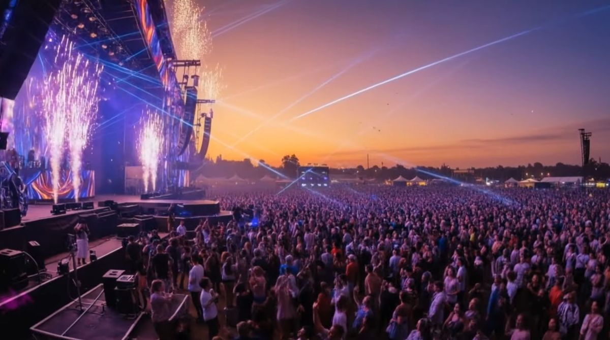 The Way It Feels — festivalscène met menigte